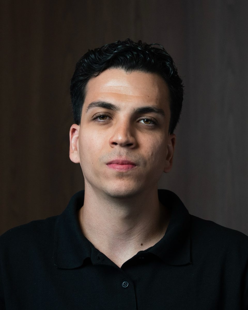 Bruno Araújo de frente, com camisa polo preta