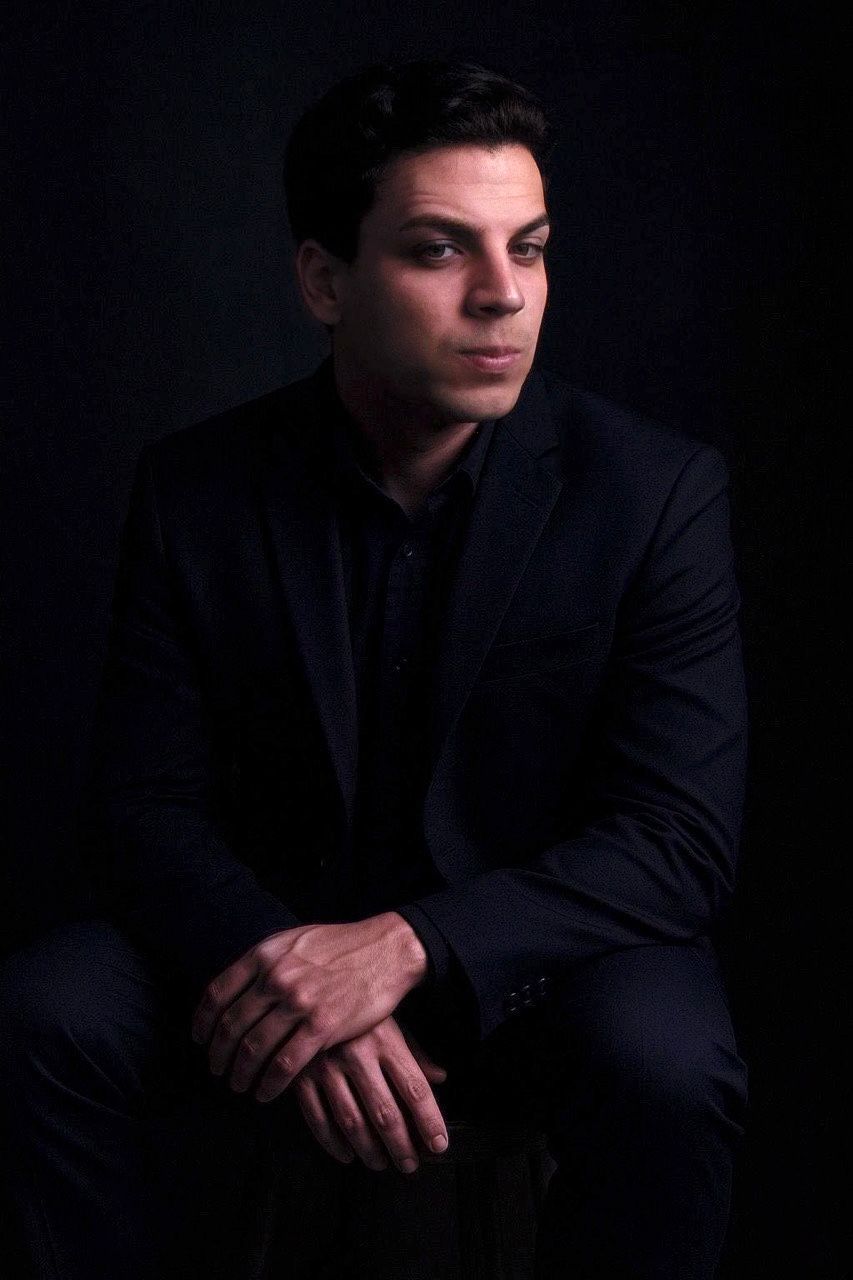 Bruno Araújo, gestor de tráfego pago, em retrato de estúdio com terno escuro